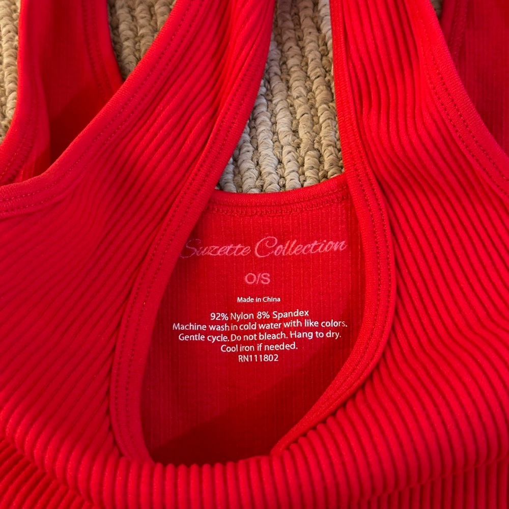 Red basic tank - Picture 2 of 3